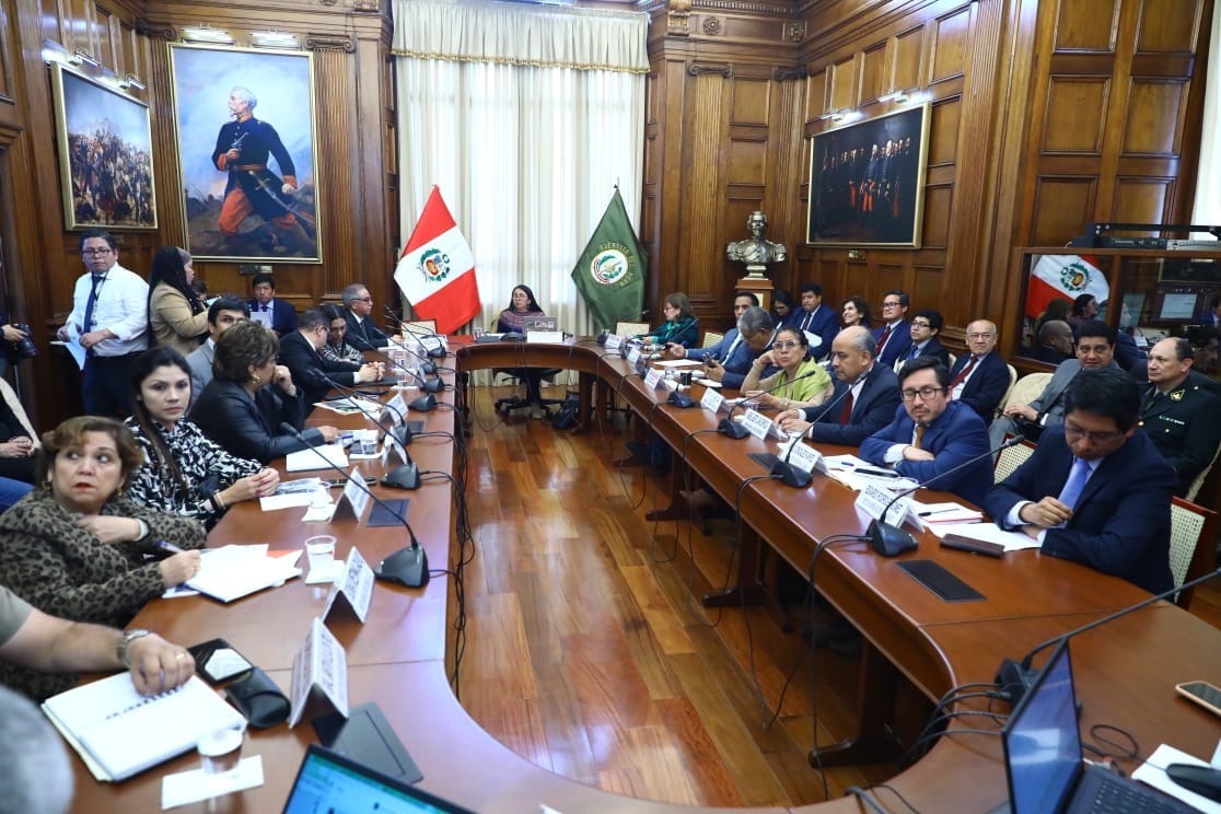 Ante la Comisión de Pueblos Andinos, Amazónicos y Afroperuanos, Ambiente y Ecología del Congreso de la República, el viceministro de Orden Interno, Miguel Núñez, expuso los resultados obtenidos el presente año por el Ministerio del Interior (Mininter) en la prevención y reducción de los índices de delitos ambientales, minería ilegal, Tráfico Ilícito de Drogas (TID) y crimen organizado en la Amazonía peruana.
En este marco, la autoridad del Mininter detalló los logros obtenidos entre enero y agosto del presente año en la lucha contra la criminalidad en Amazonas, Madre de Dios, Loreto, Ucayali y San Martín, regiones en la que la Policía Nacional desarticuló 475 bandas integradas por 1253 personas, incautó 382 armas y recuperó 872 vehículos. El número total de personas detenidas fue de 3921.
