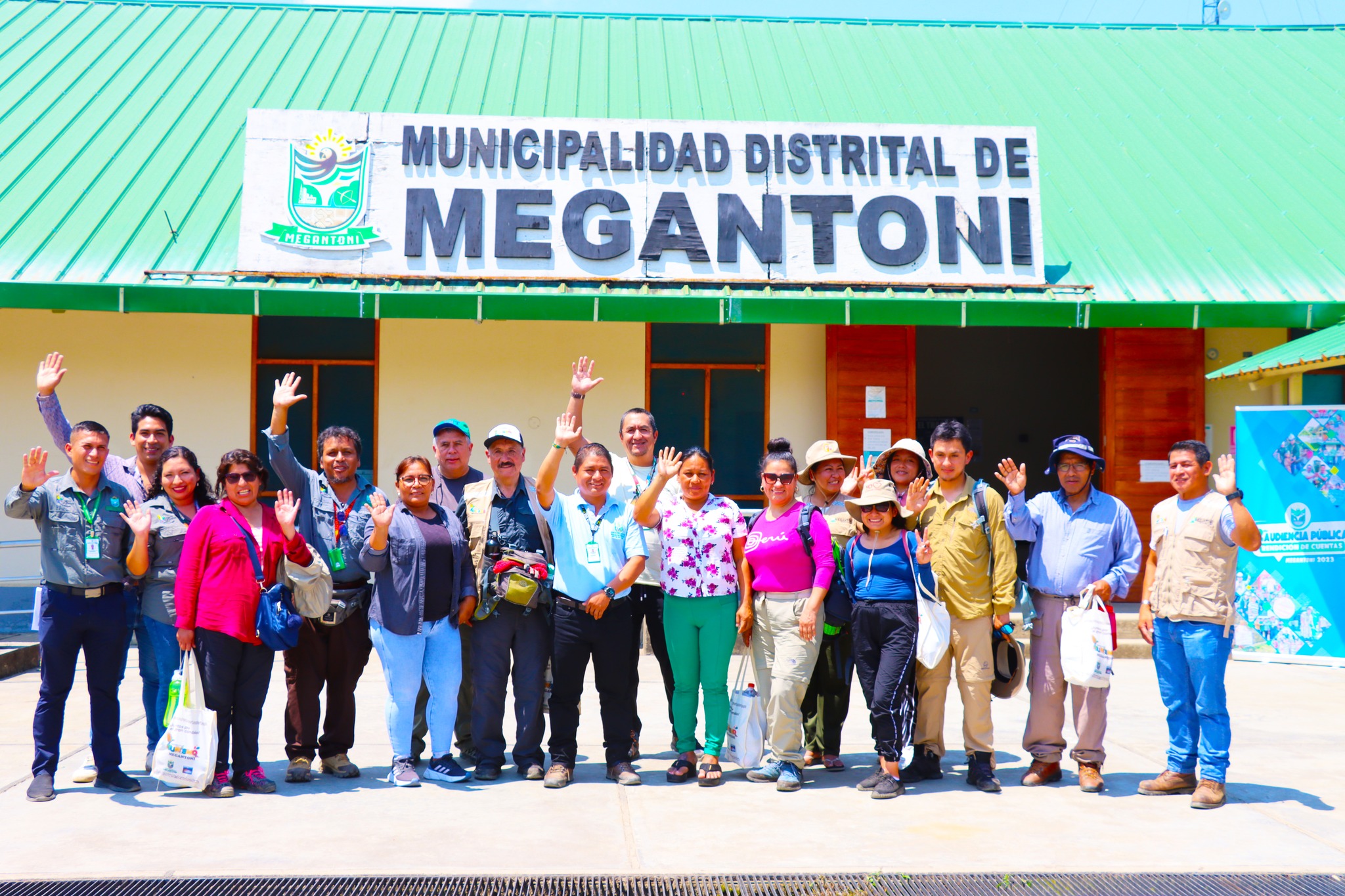 Comitiva de nuestra primera casa de estudio en el región Unsaac, arribo a la capital del distrito