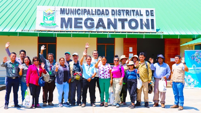Comitiva de nuestra primera casa de estudio en el región Unsaac, arribo a la capital del distrito