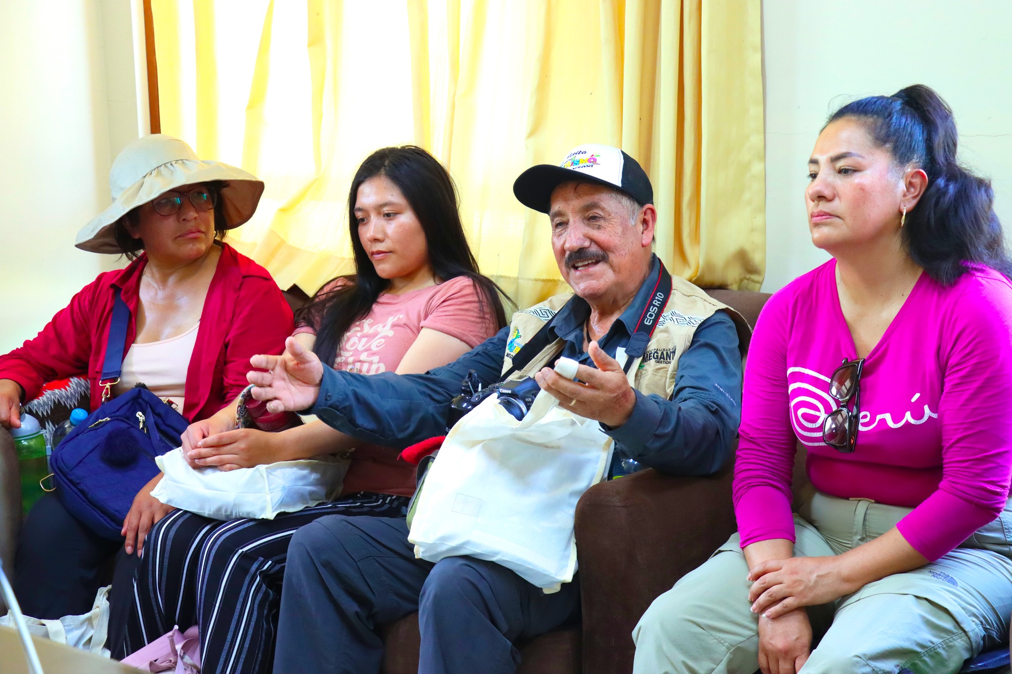 Comitiva de nuestra primera casa de estudio en el región Unsaac, arribo a la capital del distrito