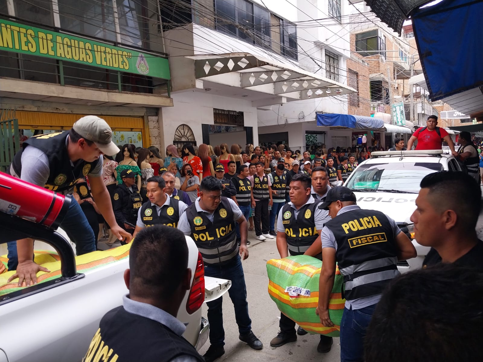 La Policía Nacional del Perú y su par en Ecuador refuerzan la vigilancia en la frontera común para cerrar el paso al contrabando y a los migrantes ilegales. Gracias al trabajo conjunto, en las últimas 48 horas la Policía Nacional logró incautar más de S/180,000.00 en contrabando en dicha región.
La vigilancia dispuesta a lo largo de los 18 kilómetros del Canal Internacional, que une a ambos países, permite tener un mejor control de los actos delictivos tanto en la provincia peruana de Zarumilla como en el cantón ecuatoriano de Huaquillas.
El jefe del Frente Policial Tumbes, general PNP Manuel Gonzales Novoa, informó que se ha dispuesto el desplazamiento de 100 efectivos y más de 12 unidades móviles para la vigilancia en el Puente Internacional con el Canal Internacional.
En las últimas horas, los agentes del orden lograron intervenir un camión cargado con 11 toneladas de limones, distribuidas en 280 mallas, provenientes de Colombia sin la respectiva documentación que acredite su traslado.
El hecho se dio en la carretera Tutumo, procediéndose a la intervención, en flagrancia delictiva, de tres personas de nacionalidad peruana. Esta mercadería está valorizada en S/160 mil.
De igual modo, se intervino 720 kilos de leche en polvo listo para ser envasados en un inmueble de la localidad de Zarumilla. Este producto iba a ser etiquetado de manera clandestina en bolsas de una conocida marca de leche que se vende en Ecuador.
Asimismo, en el asentamiento humano “Campo Amor” de Zarumilla, la policía 560 galones de petróleo de procedencia ecuatoriana valorizados en S/11, 200 aproximadamente.
El jefe policial del frente policial aseguró que los operativos continuarán de manera permanente a fin de frenar el contrabando de diferentes productos, así como el tráfico de armas, municiones y migrantes.
Estas acciones forman parte de los acuerdos tomados tras la reunión de ministros del Interior de Perú y Ecuador desarrollado el pasado 28 de agosto en Tumbes.
En dicho encuentro, los gobiernos de Perú y Ecuador acordaron unir esfuerzos para combatir de manera conjunta los problemas relacionados a las actividades ilícitas de la criminalidad organizada que viene afectando a ambos países, así como los aspectos en torno a la migración ilegal que se presenta en la zona de frontera en común, en la parte norte del territorio nacional.
