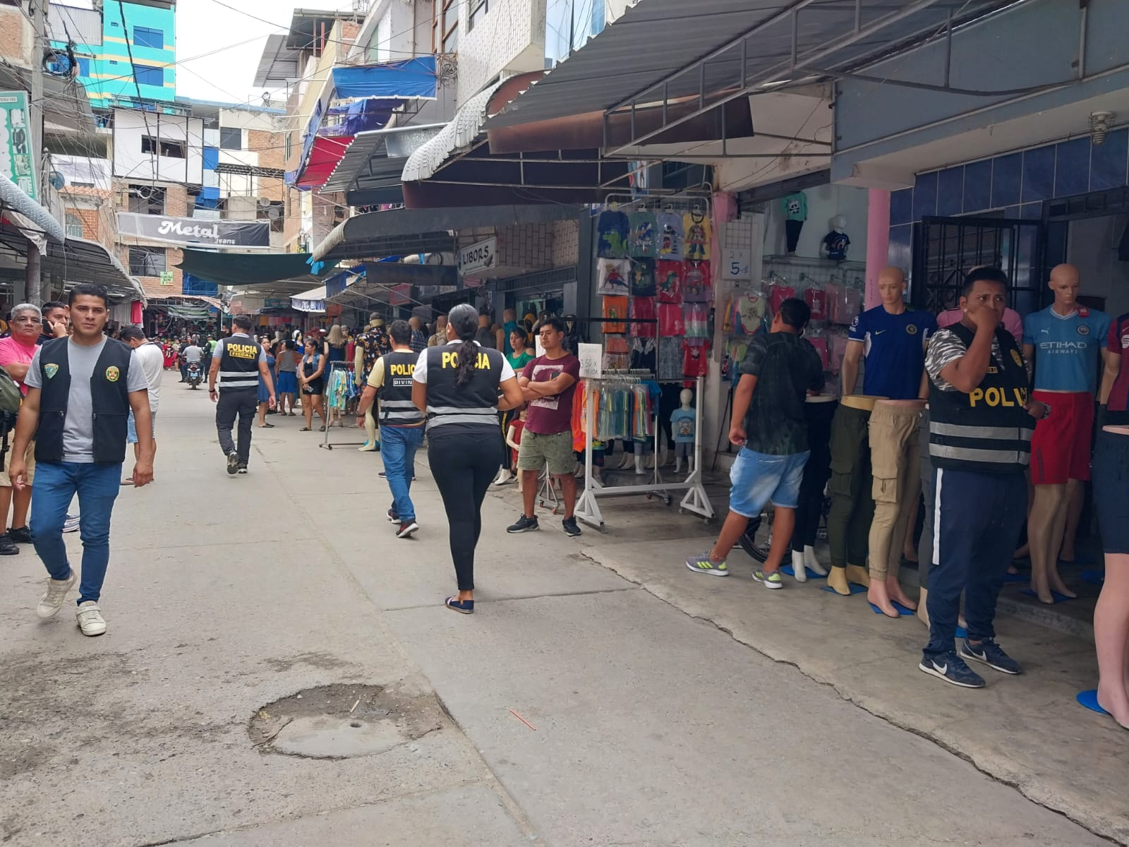 La Policía Nacional del Perú y su par en Ecuador refuerzan la vigilancia en la frontera común para cerrar el paso al contrabando y a los migrantes ilegales. Gracias al trabajo conjunto, en las últimas 48 horas la Policía Nacional logró incautar más de S/180,000.00 en contrabando en dicha región.
La vigilancia dispuesta a lo largo de los 18 kilómetros del Canal Internacional, que une a ambos países, permite tener un mejor control de los actos delictivos tanto en la provincia peruana de Zarumilla como en el cantón ecuatoriano de Huaquillas.
El jefe del Frente Policial Tumbes, general PNP Manuel Gonzales Novoa, informó que se ha dispuesto el desplazamiento de 100 efectivos y más de 12 unidades móviles para la vigilancia en el Puente Internacional con el Canal Internacional.
En las últimas horas, los agentes del orden lograron intervenir un camión cargado con 11 toneladas de limones, distribuidas en 280 mallas, provenientes de Colombia sin la respectiva documentación que acredite su traslado.
El hecho se dio en la carretera Tutumo, procediéndose a la intervención, en flagrancia delictiva, de tres personas de nacionalidad peruana. Esta mercadería está valorizada en S/160 mil.
De igual modo, se intervino 720 kilos de leche en polvo listo para ser envasados en un inmueble de la localidad de Zarumilla. Este producto iba a ser etiquetado de manera clandestina en bolsas de una conocida marca de leche que se vende en Ecuador.
Asimismo, en el asentamiento humano “Campo Amor” de Zarumilla, la policía 560 galones de petróleo de procedencia ecuatoriana valorizados en S/11, 200 aproximadamente.
El jefe policial del frente policial aseguró que los operativos continuarán de manera permanente a fin de frenar el contrabando de diferentes productos, así como el tráfico de armas, municiones y migrantes.
Estas acciones forman parte de los acuerdos tomados tras la reunión de ministros del Interior de Perú y Ecuador desarrollado el pasado 28 de agosto en Tumbes.
En dicho encuentro, los gobiernos de Perú y Ecuador acordaron unir esfuerzos para combatir de manera conjunta los problemas relacionados a las actividades ilícitas de la criminalidad organizada que viene afectando a ambos países, así como los aspectos en torno a la migración ilegal que se presenta en la zona de frontera en común, en la parte norte del territorio nacional.