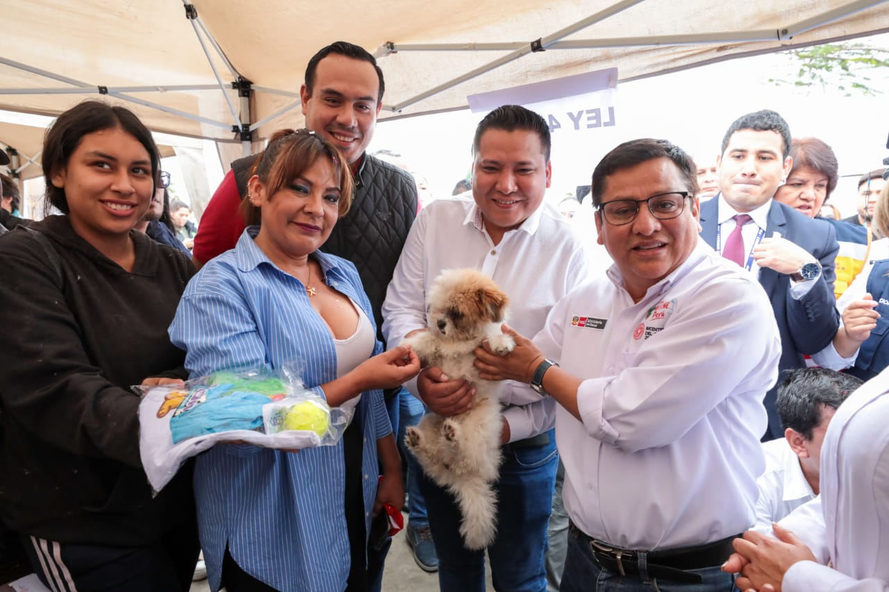 Ministro César Vásquez condena agresiones a los animales: “Quien maltrata a un animalito es capaz de maltratar a un ser humano”