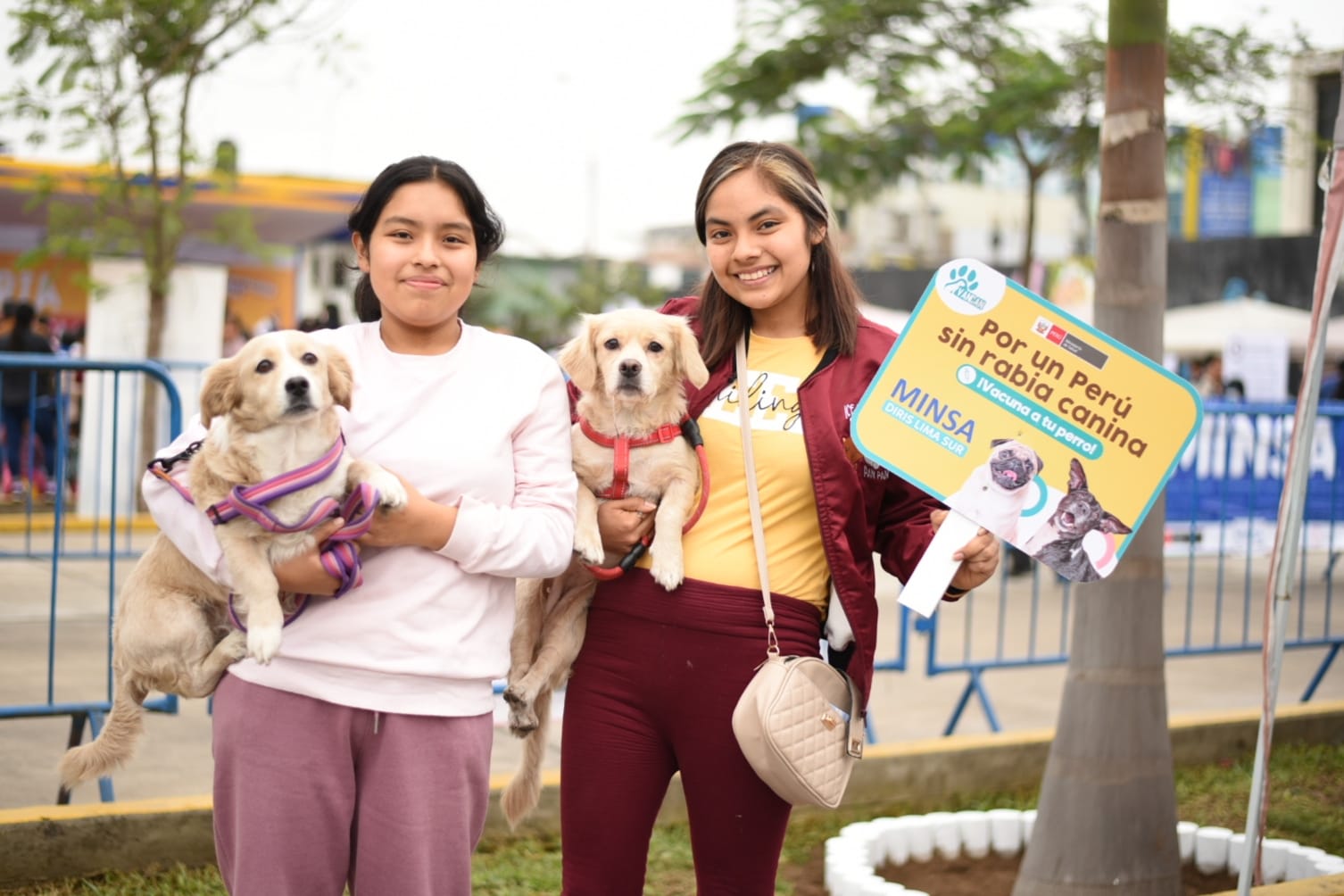 En la Feria “Entre patas”, realizada en Villa El Salvador, reafirmamos nuestro compromiso con la salud y el cuidado de nuestras mascotas