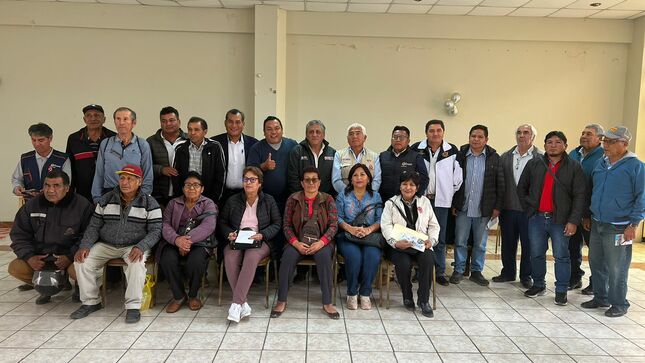Alcalde Manuel Granda representando a Municipio Distrital de José María Químper