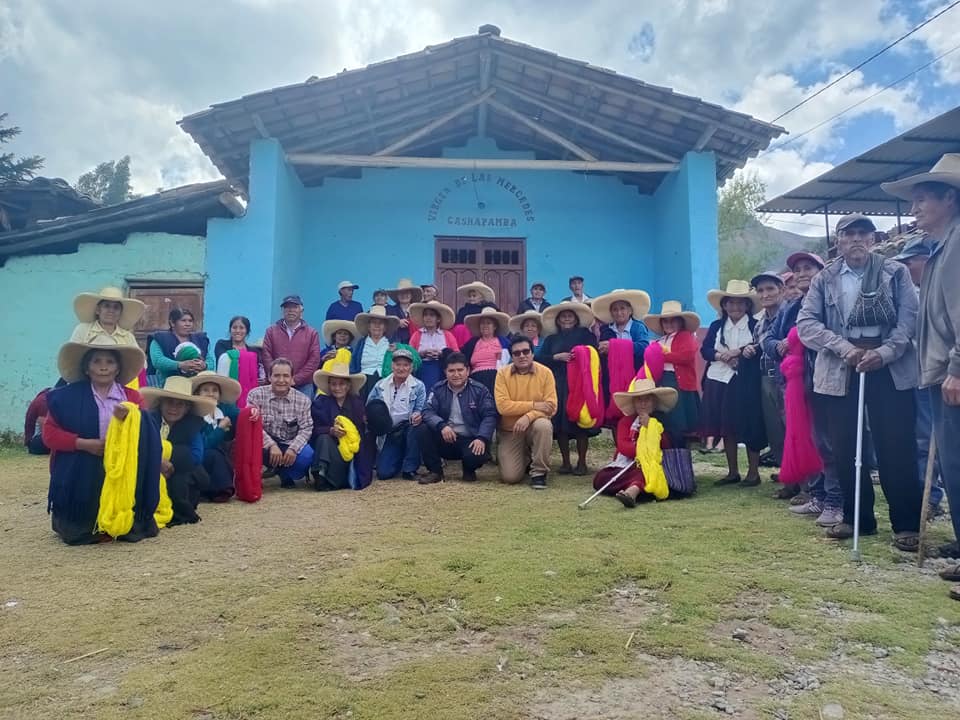 Entrega de Madejas de Hilo a Adultos Mayores