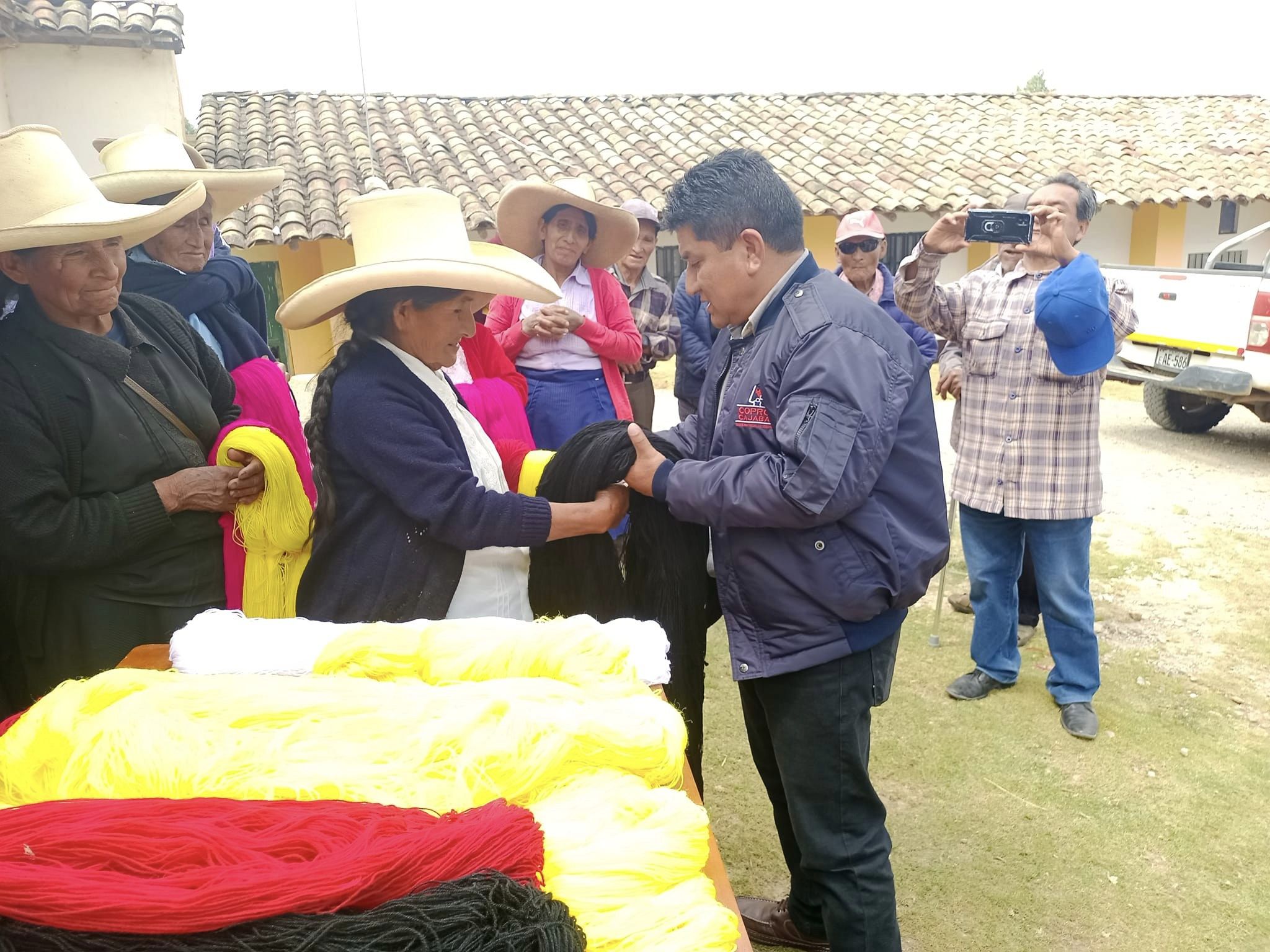 Entrega de Madejas de Hilo a Adultos Mayores