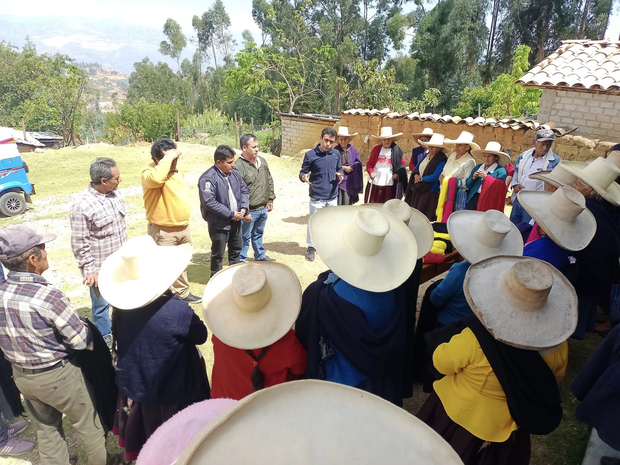 Entrega de Madejas de Hilo a Adultos Mayores