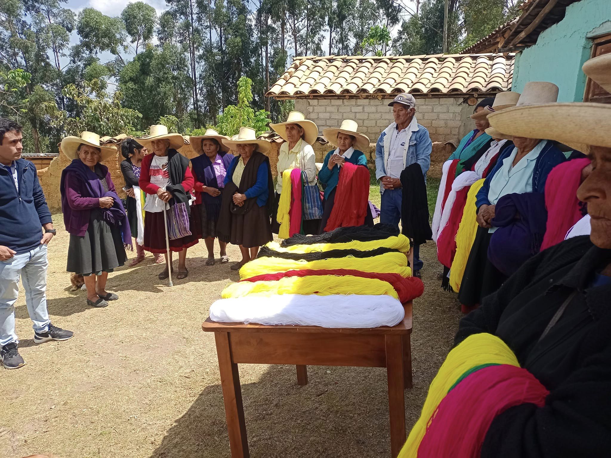 Entrega de Madejas de Hilo a Adultos Mayores