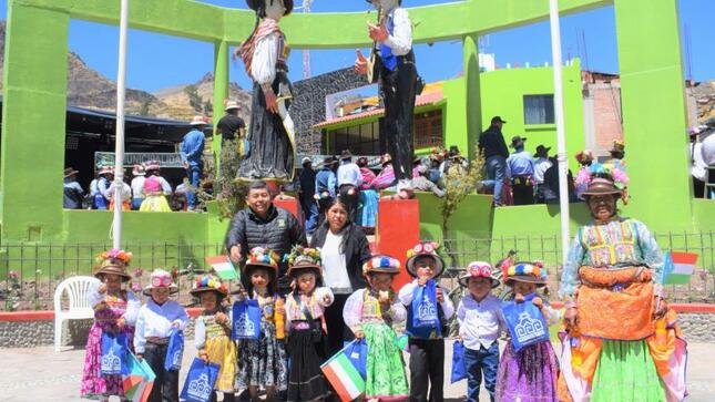 El Alcalde Provincial John Larry Coayla fiel a su compromiso de involucrarse con el deporte, entregó a título personal una suma económica a Alberto Nina Córdova, primer puesto de la maratón desarrollada en el Centro Poblado de Cambrune, por motivo de su nuevo aniversario.