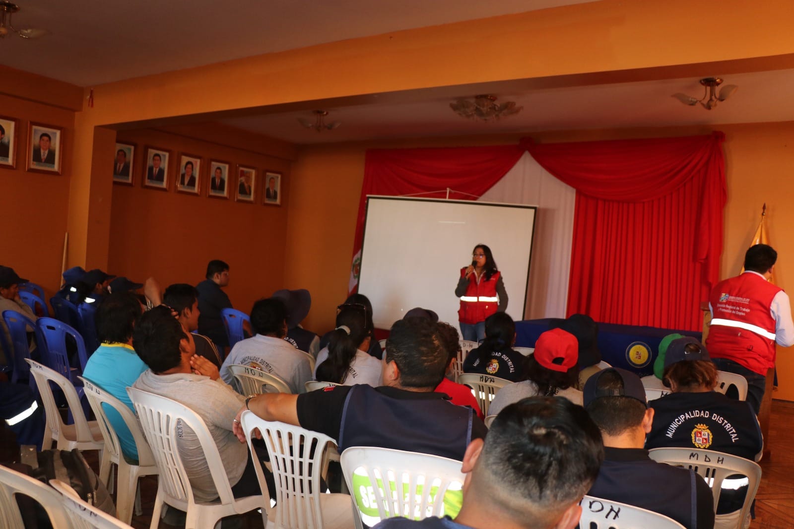 REALIZAN TALLER DE CAPACITACIÓN EN LA TEMÁTICA "REGLAMENTO DE SEGURIDAD Y SALUD EN EL TRABAJO" DIRIGIDO A TRABAJADORES MUNICIPALES