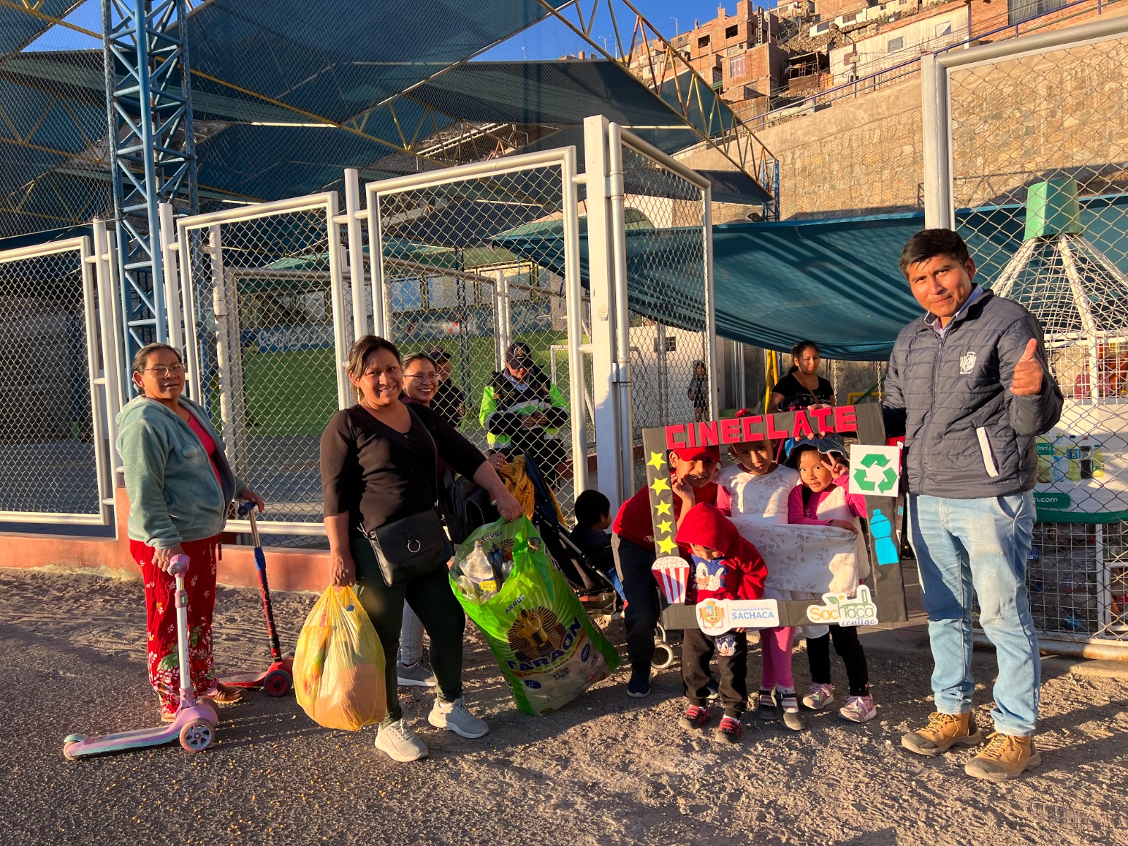 Vecinos pueden participar del CINECLAJE presentando botellas de plástico previo al ingreso.