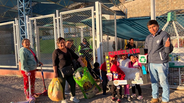 Vecinos pueden participar del CINECLAJE presentando botellas de plástico previo al ingreso.