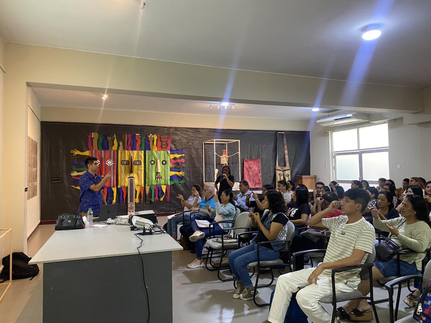 PROFESORES FORTALECEN SUS HABILIDADES EN CAPACITACIÓN SOBRE LENGUA DE SEÑAS