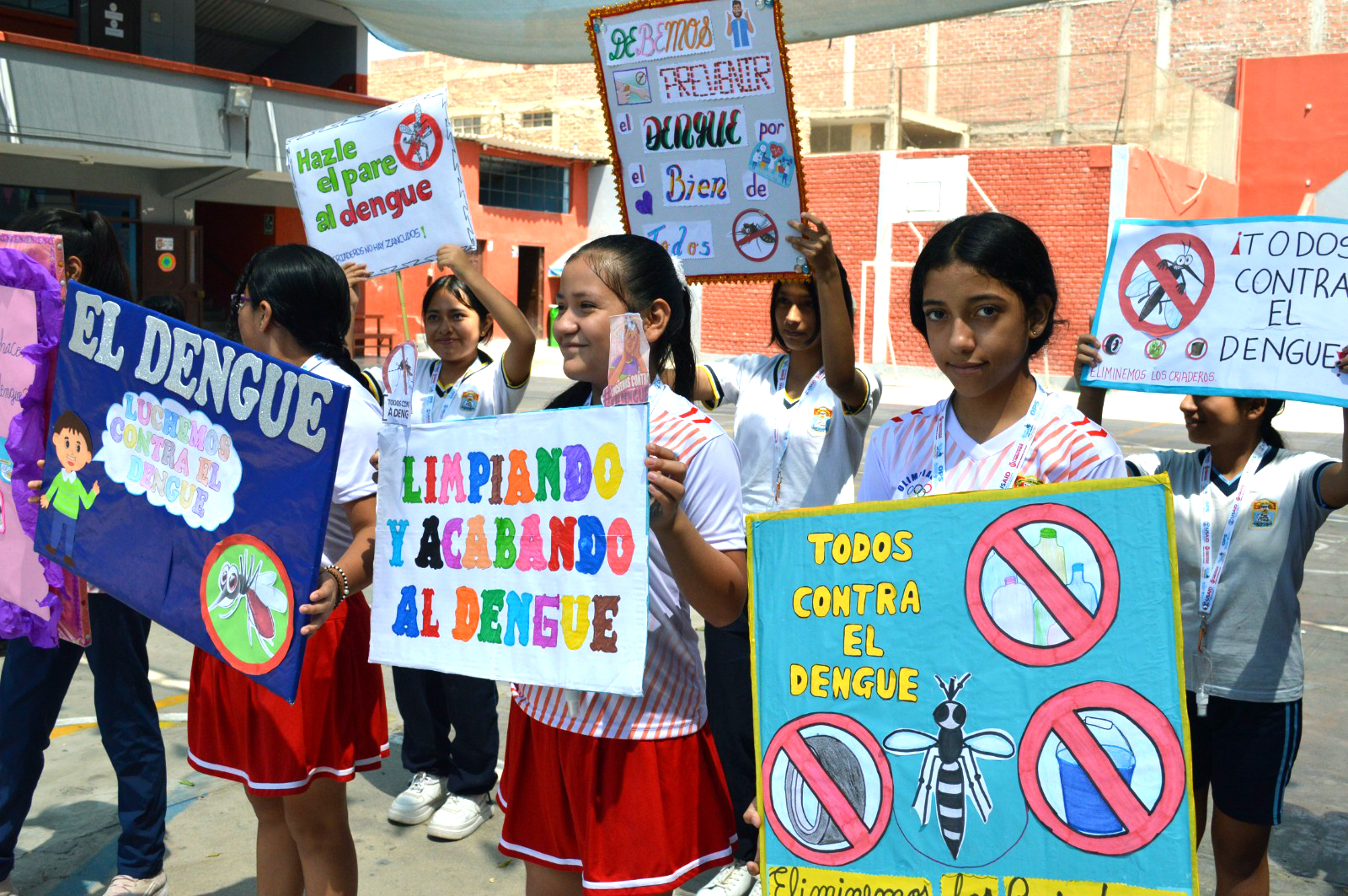 Escolares siguen eliminando criaderos del zancudo transmisor del dengue