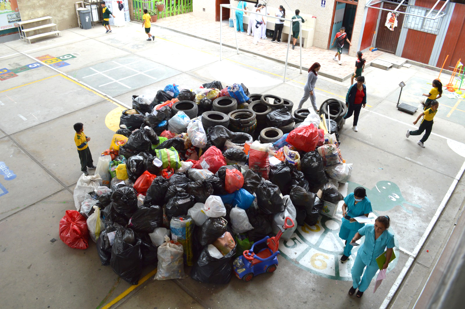 Escolares siguen eliminando criaderos del zancudo transmisor del dengue