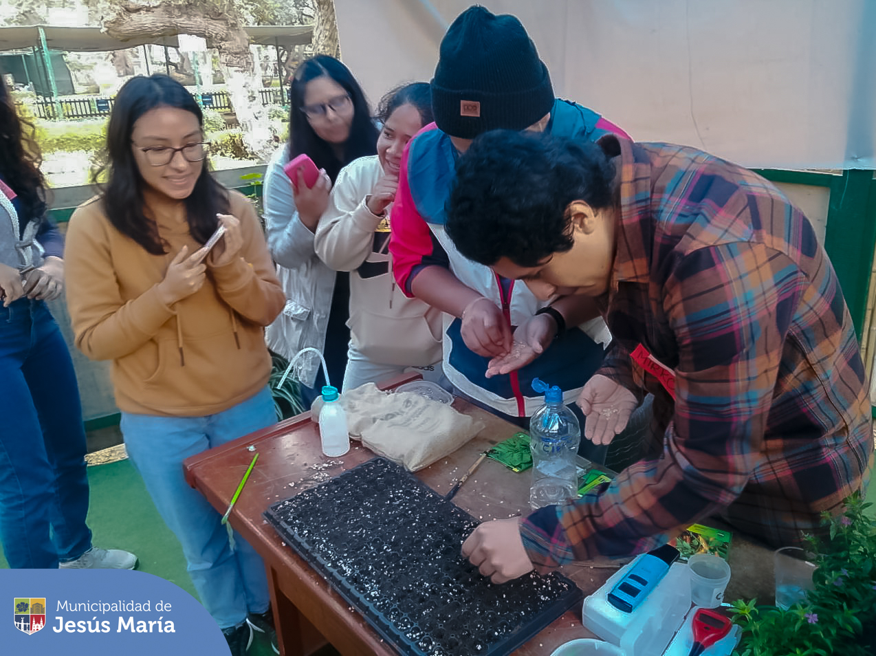 ➡️ Con el objetivo de fortalecer la conciencia ambiental y la responsabilidad por cuidar el planeta 🌎, hemos iniciado la campaña de “Promotoría Ambiental”.
Los participantes podrán aprender acerca de gestión ambiental ⛈️, reciclaje ♻️ y biodiversidad. Además participarán activamente en un proyecto especial para ser agentes de cambio de Jesús María.
¿Te gustaría participar? ✨️ Comunícate con nosotros a nuestra central de Educca Ambiental 📱940410958.
#JesúsMaríaNatural 🌿 #JesúsMaríaSomosTodos