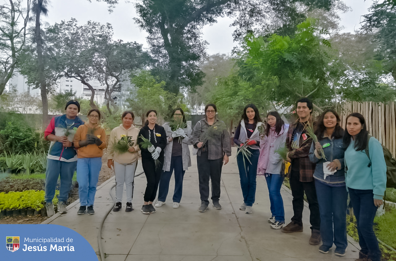 ➡️ Con el objetivo de fortalecer la conciencia ambiental y la responsabilidad por cuidar el planeta 🌎, hemos iniciado la campaña de “Promotoría Ambiental”.
Los participantes podrán aprender acerca de gestión ambiental ⛈️, reciclaje ♻️ y biodiversidad. Además participarán activamente en un proyecto especial para ser agentes de cambio de Jesús María.
¿Te gustaría participar? ✨️ Comunícate con nosotros a nuestra central de Educca Ambiental 📱940410958.
#JesúsMaríaNatural 🌿 #JesúsMaríaSomosTodos