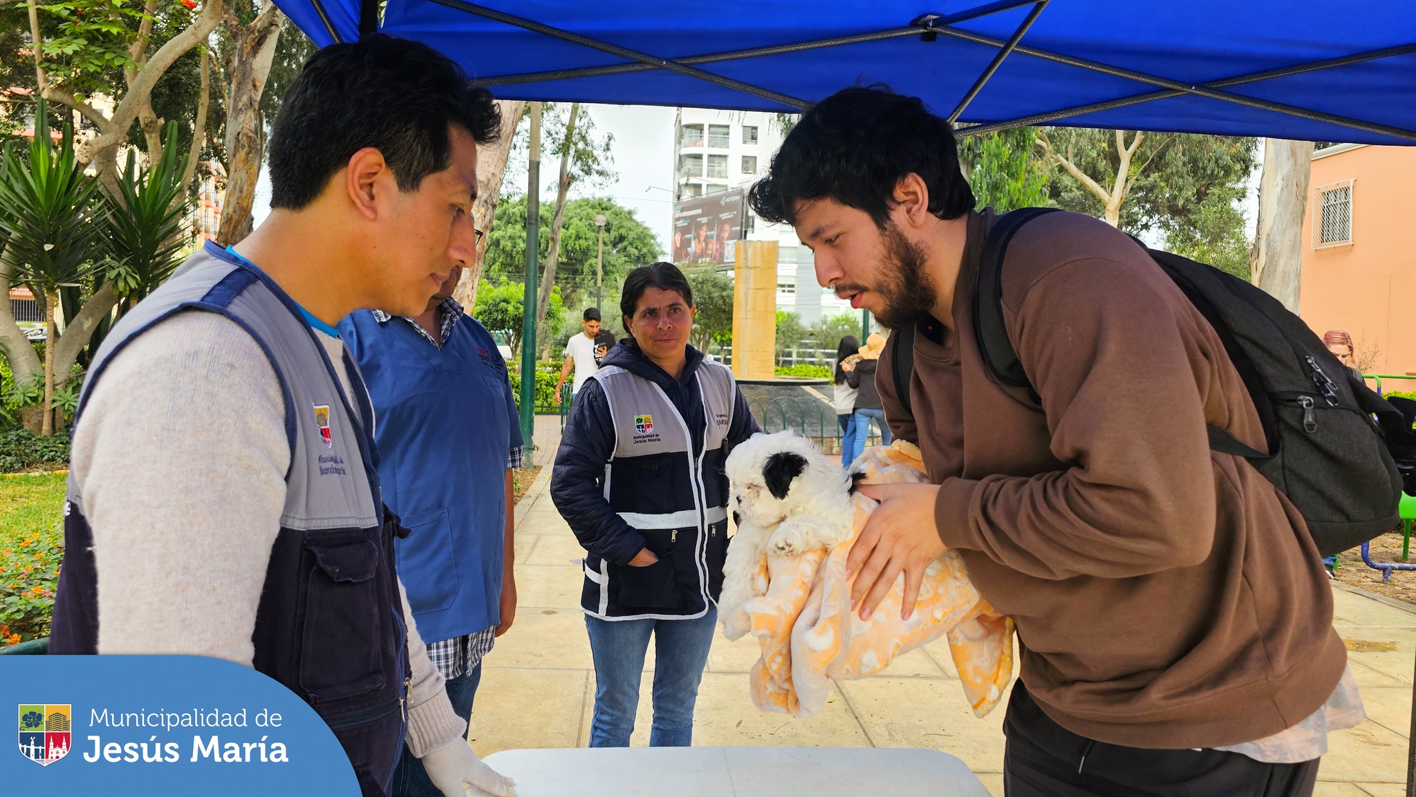 🐕 Se realizó una nueva campaña veterinaria #gratuita 🐱 en el Parque Bolivariano. Nuestras mascotitas recibieron el servicio de 🩺 consulta veterinaria, 🐩 desparasitación y 🧾 registro municipal.
🐶 Para más información ingresa a: https://bit.ly/3pD066y
#JesúsMaríaSomosTodos
