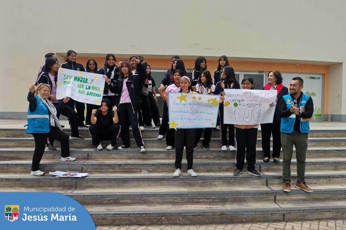 ☑️ En el marco del “Día de los Derechos Cívicos de la Mujer”, nuestro equipo de la Defensoría Municipal del Niño, Niña y Adolescente (DEMUNA) participó de un hermoso pasacalle con las alumnas del 🏫 Colegio Teresa González de Fanning.
☑️ Recordemos que cada 7 de setiembre, se conmemora la 💪🏼🙋🏻♀️ lucha de la mujer en pos de participar activamente y con igualdad en la sociedad y la política.
#JesúsMaríaSomosTodos