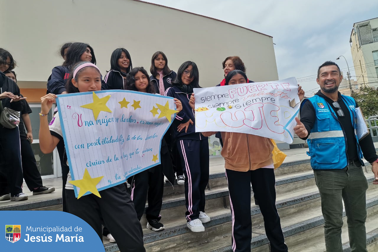 ☑️ En el marco del “Día de los Derechos Cívicos de la Mujer”, nuestro equipo de la Defensoría Municipal del Niño, Niña y Adolescente (DEMUNA) participó de un hermoso pasacalle con las alumnas del 🏫 Colegio Teresa González de Fanning.
☑️ Recordemos que cada 7 de setiembre, se conmemora la 💪🏼🙋🏻♀️ lucha de la mujer en pos de participar activamente y con igualdad en la sociedad y la política.
#JesúsMaríaSomosTodos