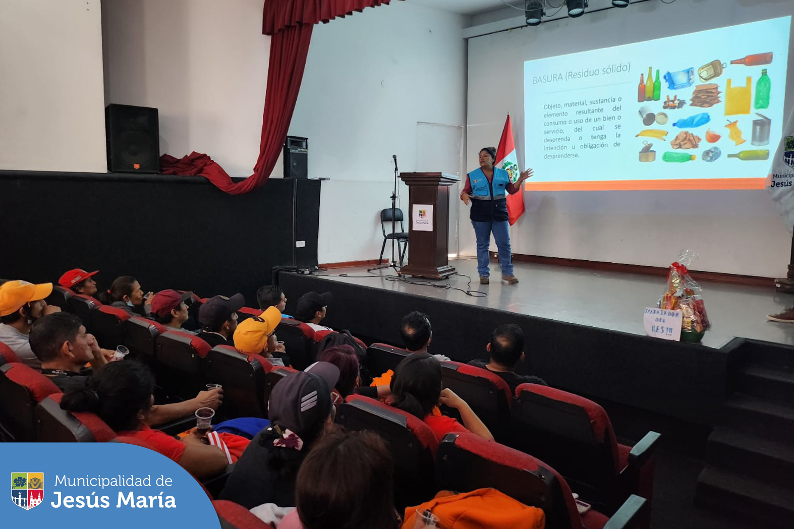 👏 Los colaboradores de Limpieza Pública y Áreas Verdes, recibieron una importante capacitación en el manejo y gestión integral de residuos orgánicos e inorgánicos.
🤝 Durante la sesión se realizaron las recomendaciones necesarias para reforzar las acciones de control y eliminación de residuos recolectados a diario, el ciclo de la basura y la importancia de cuidar nuestro entorno, adoptando prácticas responsables para minimizar el impacto ambiental. ♻️
#JesúsMaríaSomosTodos 🌍