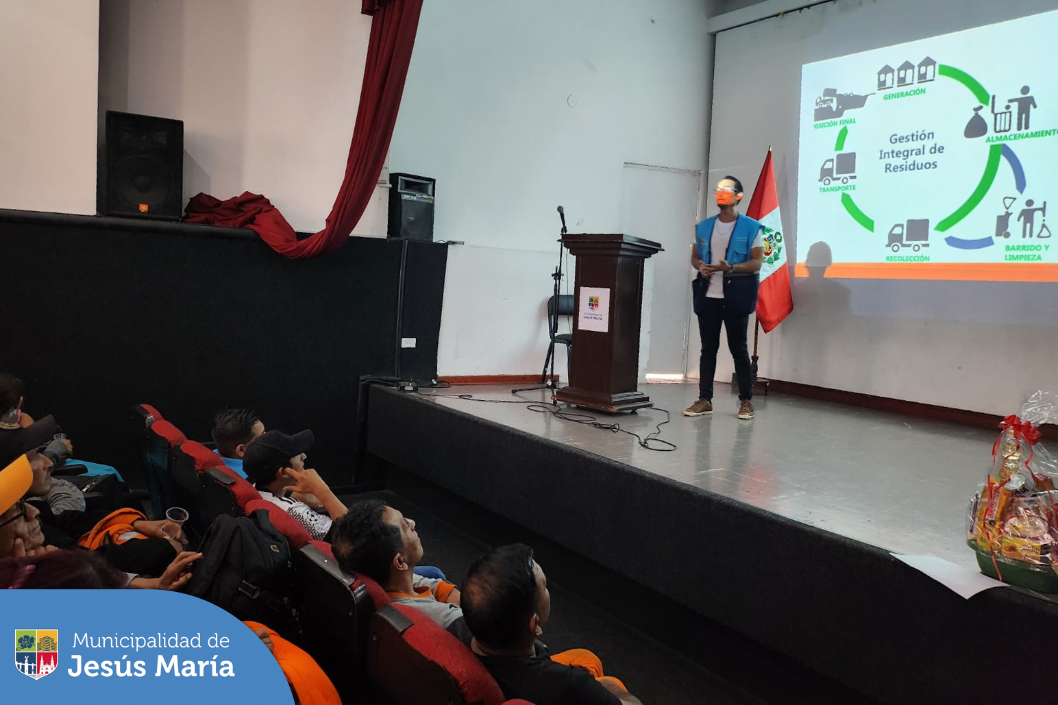 👏 Los colaboradores de Limpieza Pública y Áreas Verdes, recibieron una importante capacitación en el manejo y gestión integral de residuos orgánicos e inorgánicos.
🤝 Durante la sesión se realizaron las recomendaciones necesarias para reforzar las acciones de control y eliminación de residuos recolectados a diario, el ciclo de la basura y la importancia de cuidar nuestro entorno, adoptando prácticas responsables para minimizar el impacto ambiental. ♻️
#JesúsMaríaSomosTodos 🌍