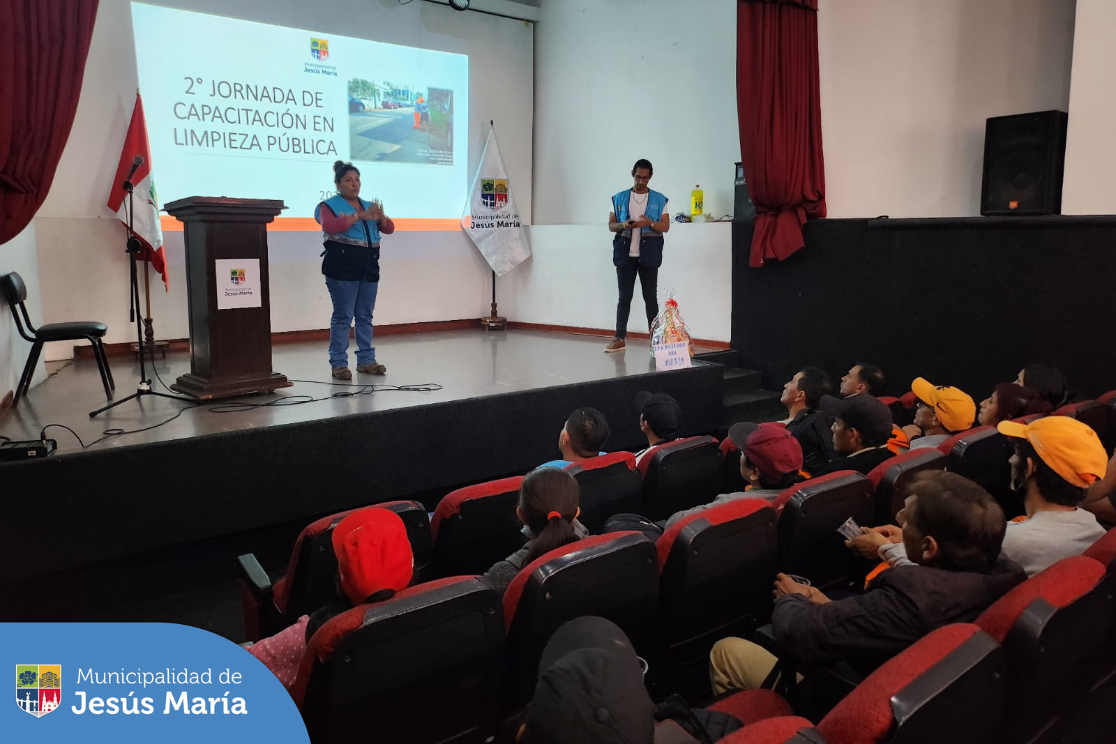 👏 Los colaboradores de Limpieza Pública y Áreas Verdes, recibieron una importante capacitación en el manejo y gestión integral de residuos orgánicos e inorgánicos.
🤝 Durante la sesión se realizaron las recomendaciones necesarias para reforzar las acciones de control y eliminación de residuos recolectados a diario, el ciclo de la basura y la importancia de cuidar nuestro entorno, adoptando prácticas responsables para minimizar el impacto ambiental. ♻️
#JesúsMaríaSomosTodos 🌍