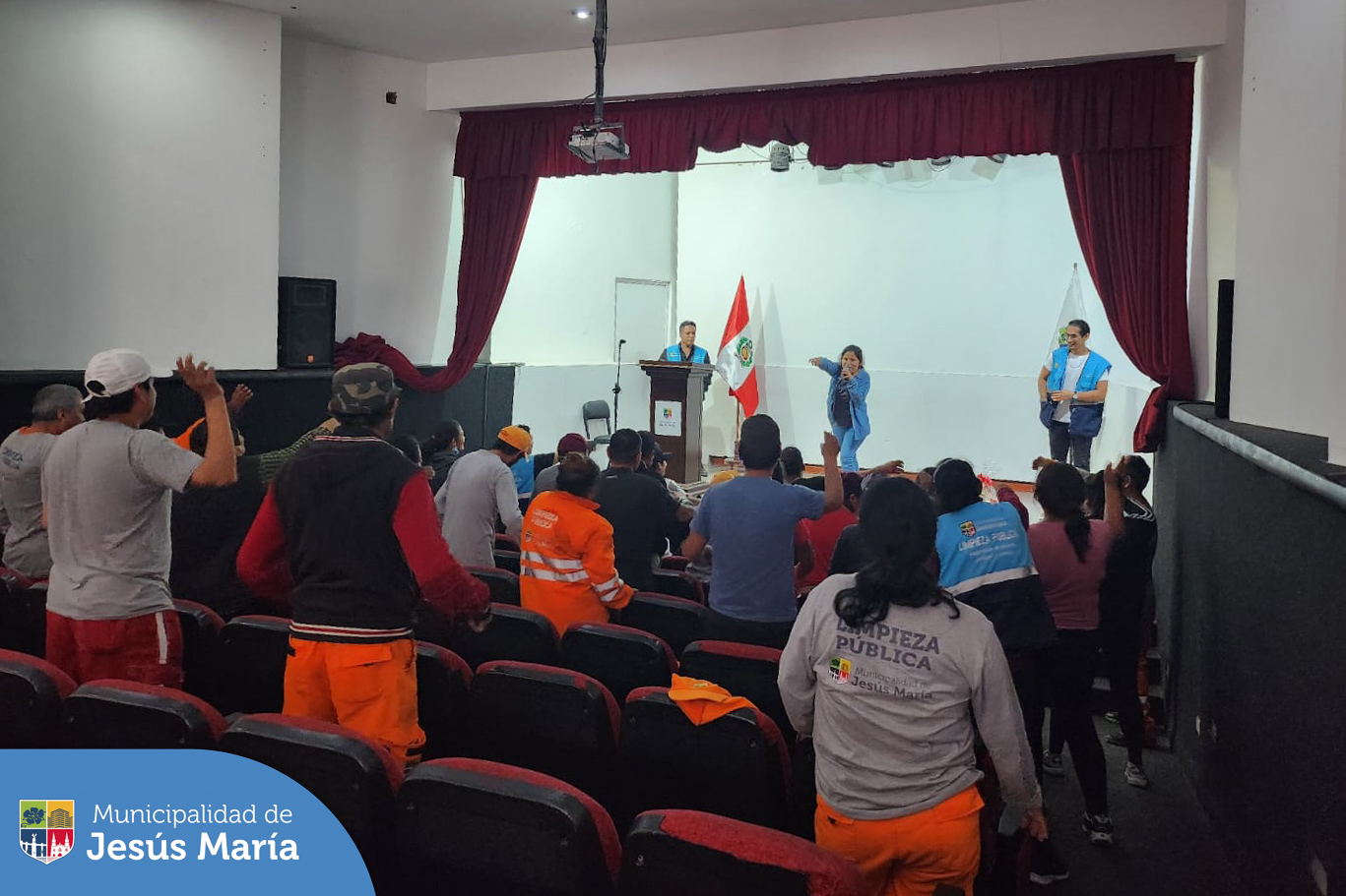👏 Los colaboradores de Limpieza Pública y Áreas Verdes, recibieron una importante capacitación en el manejo y gestión integral de residuos orgánicos e inorgánicos.
🤝 Durante la sesión se realizaron las recomendaciones necesarias para reforzar las acciones de control y eliminación de residuos recolectados a diario, el ciclo de la basura y la importancia de cuidar nuestro entorno, adoptando prácticas responsables para minimizar el impacto ambiental. ♻️
#JesúsMaríaSomosTodos 🌍