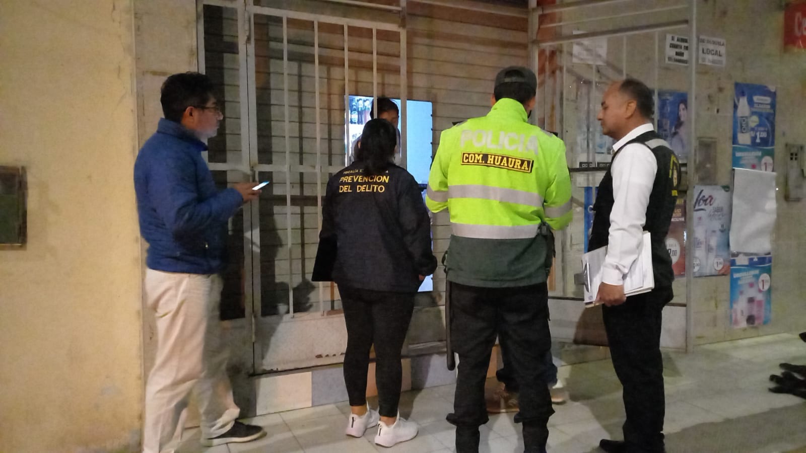 PERSONAL DE FISCALIZACI脫N CLAUSURA ESTABLECIMIENTO COMERCIAL POR NO CONTAR CON LICENCIA DE FUNCIONAMIENTO MUNICIPAL