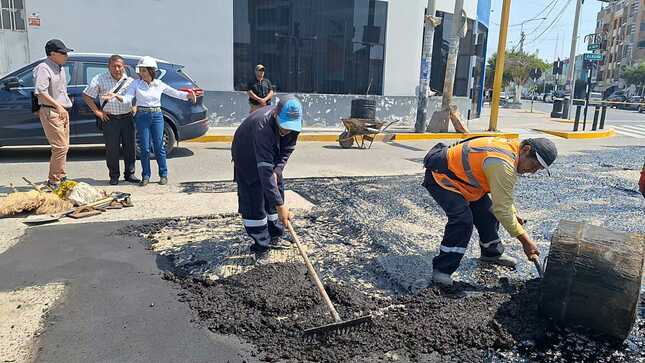Alcaldesa pone en marcha plan de parchado de calles con emulsión asfáltica