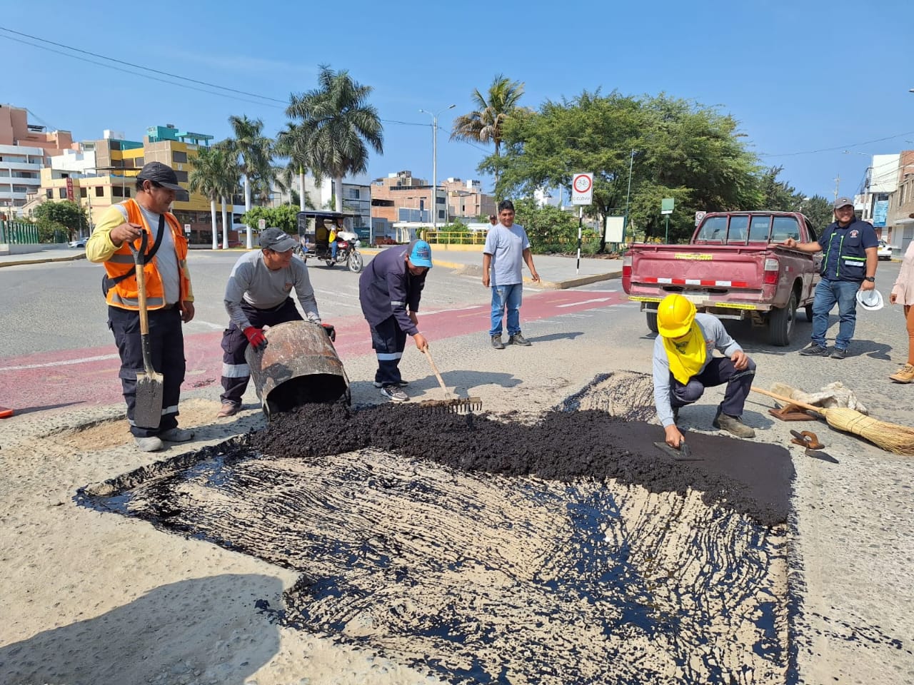 Alcaldesa pone en marcha plan de parchado de calles con emulsión asfáltica