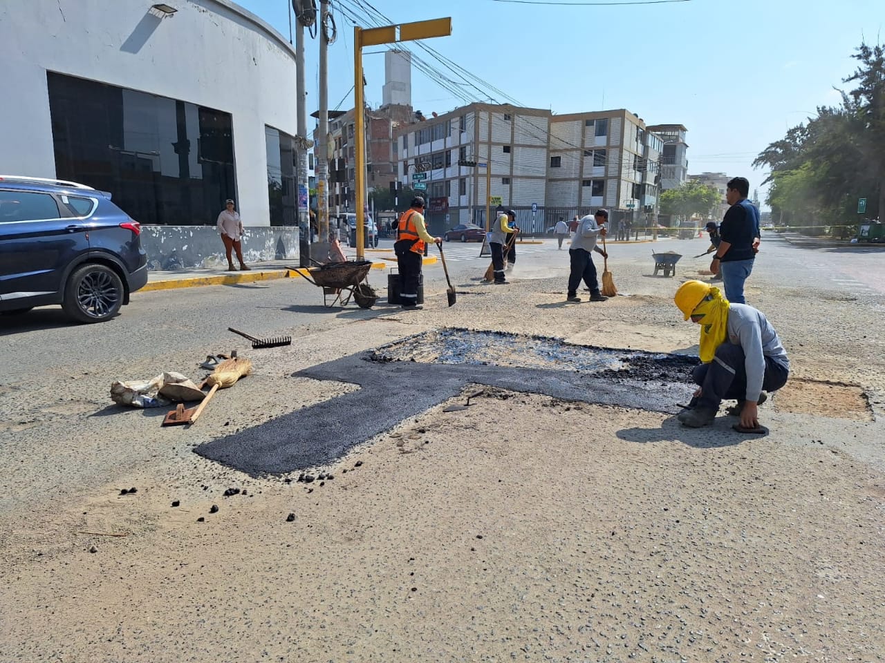Alcaldesa pone en marcha plan de parchado de calles con emulsión asfáltica