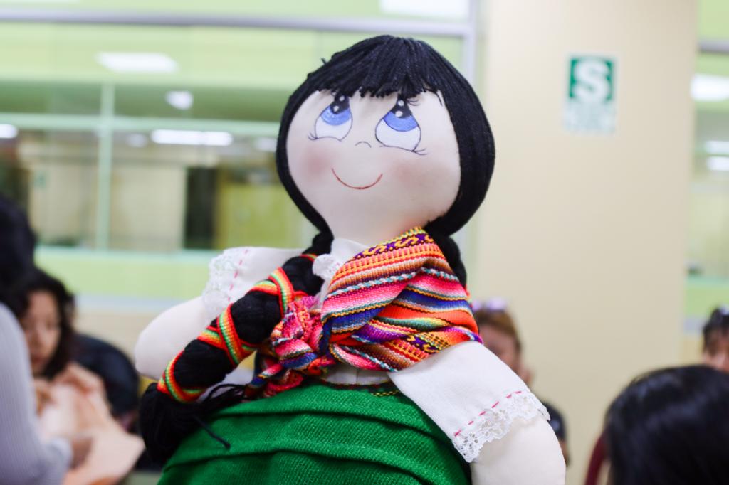 Revaloran trajes típicos de Tacna en taller de “Muñecas Artesanales”