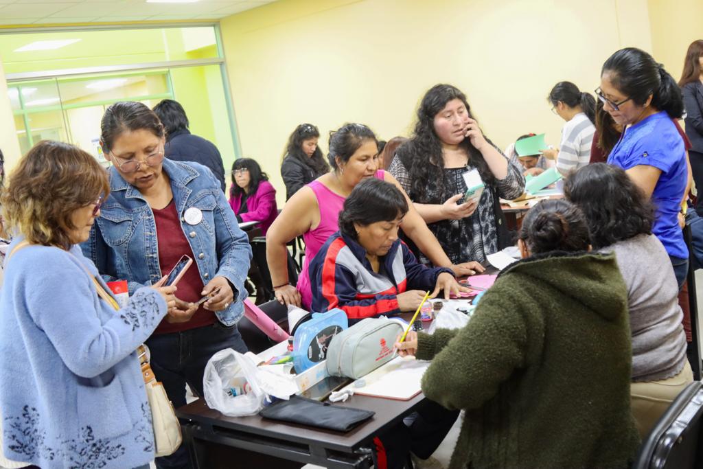 Revaloran trajes típicos de Tacna en taller de “Muñecas Artesanales”