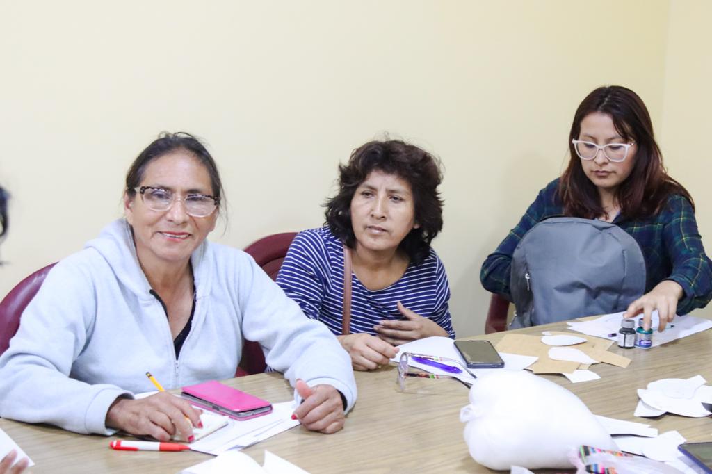 Revaloran trajes típicos de Tacna en taller de “Muñecas Artesanales”