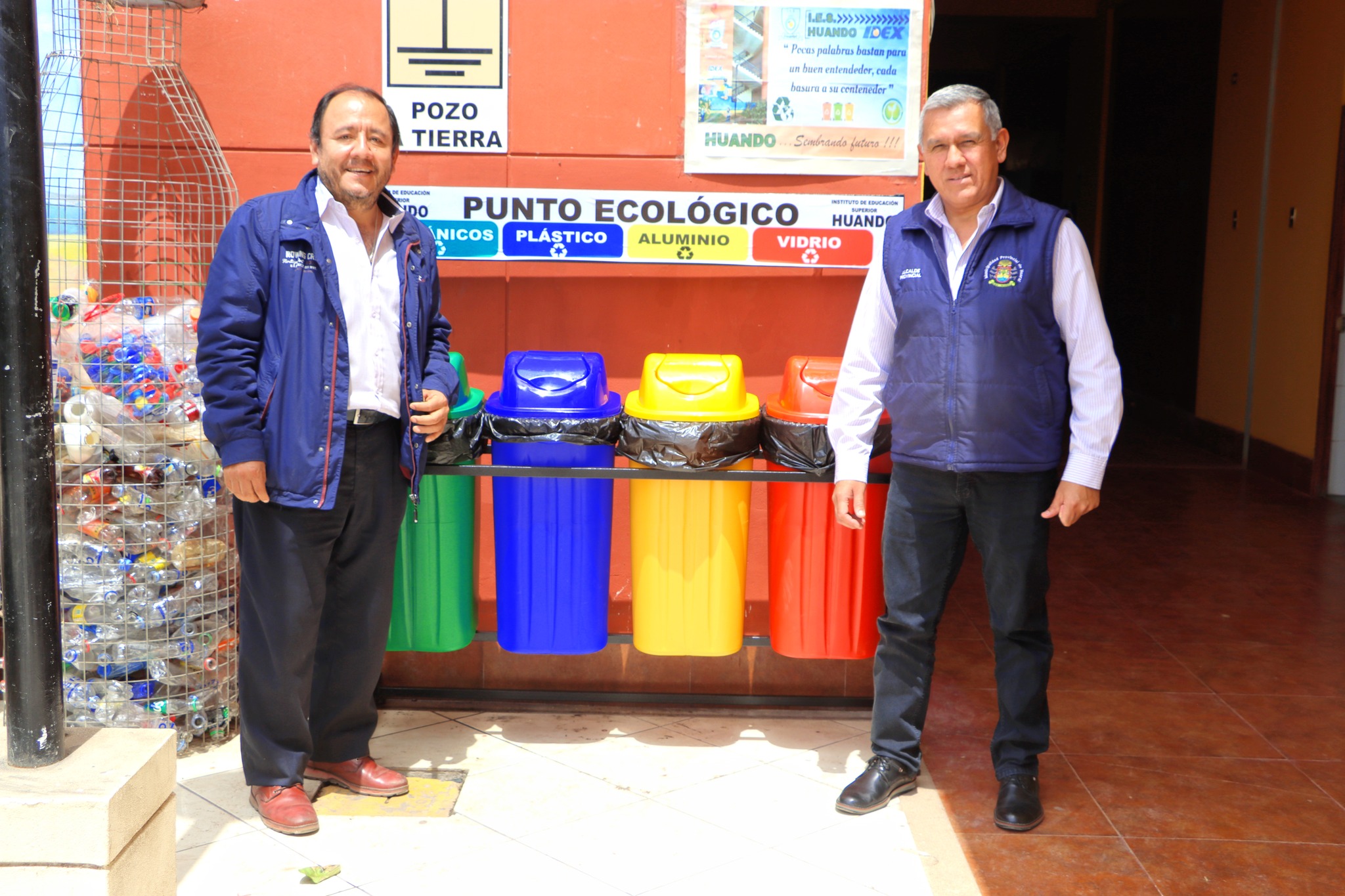 Alcalde provincial entregó "Puntos Ecológicos" al Instituto Superior Tecnológico Huando  