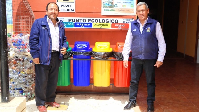 Alcalde provincial entregó "Puntos Ecológicos" al Instituto Superior Tecnológico Huando  