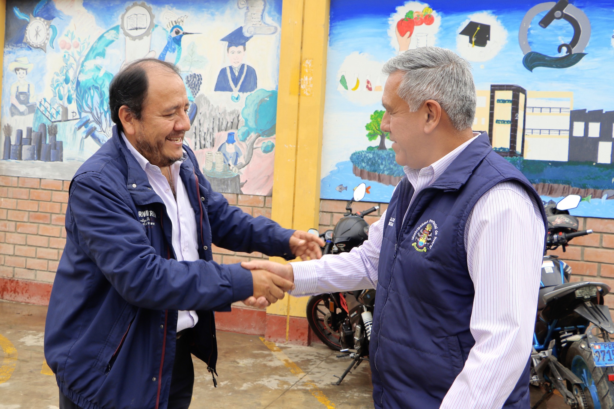 Alcalde provincial entregó "Puntos Ecológicos" al Instituto Superior Tecnológico Huando  