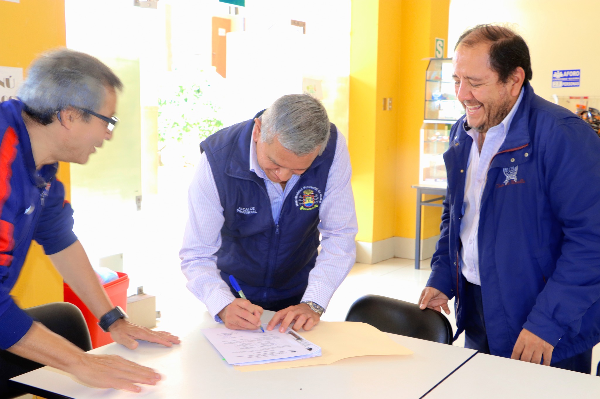 Alcalde provincial entregó "Puntos Ecológicos" al Instituto Superior Tecnológico Huando  