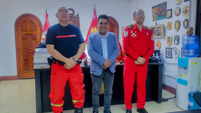 Gobernador y cuerpo general de bomberos acuerdan unir esfuerzos para dar respuesta inmediata ante posibles incendios forestales en Apurímac
