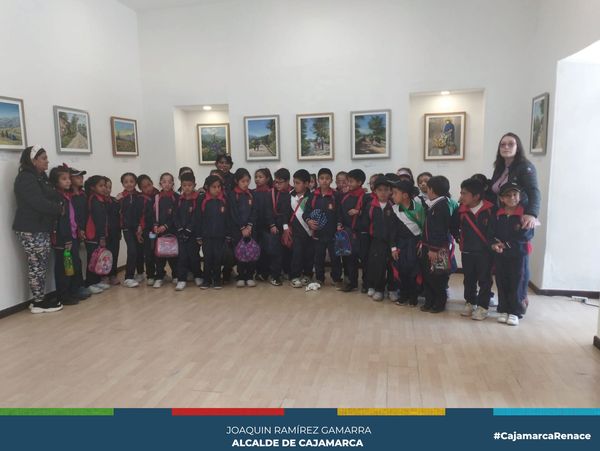 Esta vez, alumnos de la Institución Educativa Zulema Arce, disfrutaron de un recorrido guiado por el Centro Histórico de Cajamarca y las instalaciones del Centro Cultural Miguel Espinach.
El objetivo es que los niñas y niñas puedan acercarse al patrimonio cultural y arte cajamarquino a una temprana edad, para fortalecer su identidad cultural.