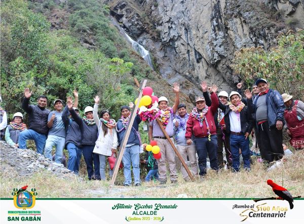 Alcalde junto a los pobladores