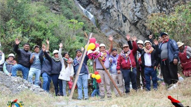 Alcalde junto a los pobladores