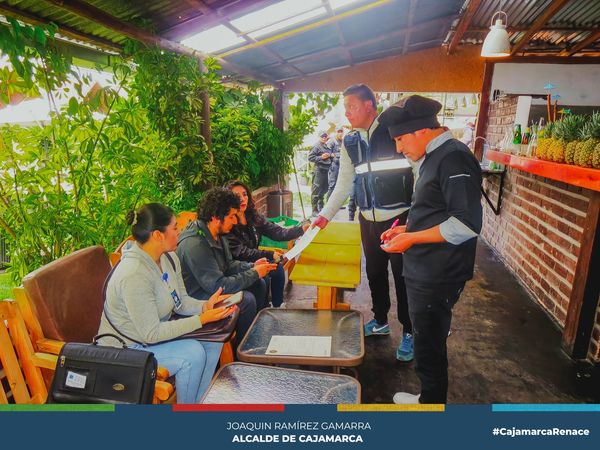 La Municipalidad Provincial de Cajamarca continúa realizando operativos de fiscalización en diferentes establecimientos , con el objetivo de verificar el cumplimiento de la normativa garantizando la seguridad de cajamarquinos y turistas.
➡️En esta oportunidad, se intervino el establecimiento "Campo Verde Restaurante Campestre E.I.R.L" , mismo que fue clausurado temporalmente por no contar con licencia de funcionamiento, carecer de certificado ITSE, por instalar un establecimiento sin respetar las condiciones de ubicación e instalar anuncios o publicidad en exteriores sin permiso municipal.
🤝Es compromiso de la actual gestión municipal imponer el principio de autoridad y poner orden en nuestra ciudad, exhortando a todos los empresarios a regularizar su documentación respectiva, brindando seguridad y garantía a sus consumidores.