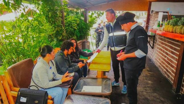 La Municipalidad Provincial de Cajamarca continúa realizando operativos de fiscalización en diferentes establecimientos , con el objetivo de verificar el cumplimiento de la normativa garantizando la seguridad de cajamarquinos y turistas. 
➡️En esta oportunidad, se intervino el establecimiento  "Campo Verde Restaurante Campestre E.I.R.L" , mismo que fue clausurado temporalmente por no contar con licencia de funcionamiento, carecer de certificado ITSE, por instalar un establecimiento sin respetar las condiciones de ubicación e instalar anuncios o publicidad en exteriores sin permiso municipal. 
🤝Es compromiso de la actual gestión municipal imponer el principio de autoridad y poner orden en nuestra ciudad, exhortando a todos los empresarios a regularizar su documentación respectiva, brindando seguridad y garantía a sus consumidores. 