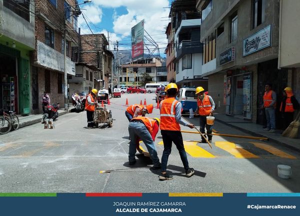 Con el fin de brindar una vía segura para los ciudadanos, la Municipalidad de Cajamarca a través de la gerencia de Transporte y Seguridad Vial continúa trabajando de manera constante en el pintado de señalización en diferentes arterias de la ciudad para garantizar la seguridad del tránsito vehicular y peatonal.
👉En esta oportunidad, se realizó el pintado de gibas a lo largo de la cuadra 01 del jirón Luis Rebaza Neyra, que tienen como función incrementar las condiciones de seguridad para el traslado de pasajeros.