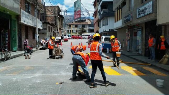 Con el fin de brindar una vía segura para los ciudadanos, la Municipalidad de Cajamarca a través de la gerencia de Transporte y Seguridad Vial continúa trabajando de manera constante en el pintado de señalización en diferentes arterias de la ciudad para garantizar la seguridad del tránsito vehicular y peatonal.
👉En esta oportunidad, se realizó el pintado de gibas a lo largo de la cuadra 01 del jirón Luis Rebaza Neyra, que tienen como función  incrementar las condiciones de seguridad para el traslado de pasajeros. 