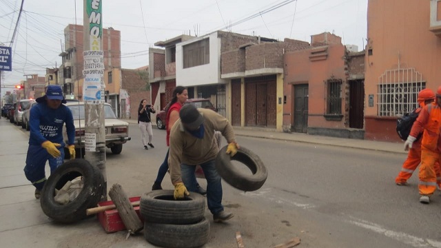 Una nueva campaña de limpieza de techos organiza la Municipalidad de Trujillo. Esta vez, en la urb El Bosque, para seguir luchando contra el dengue.