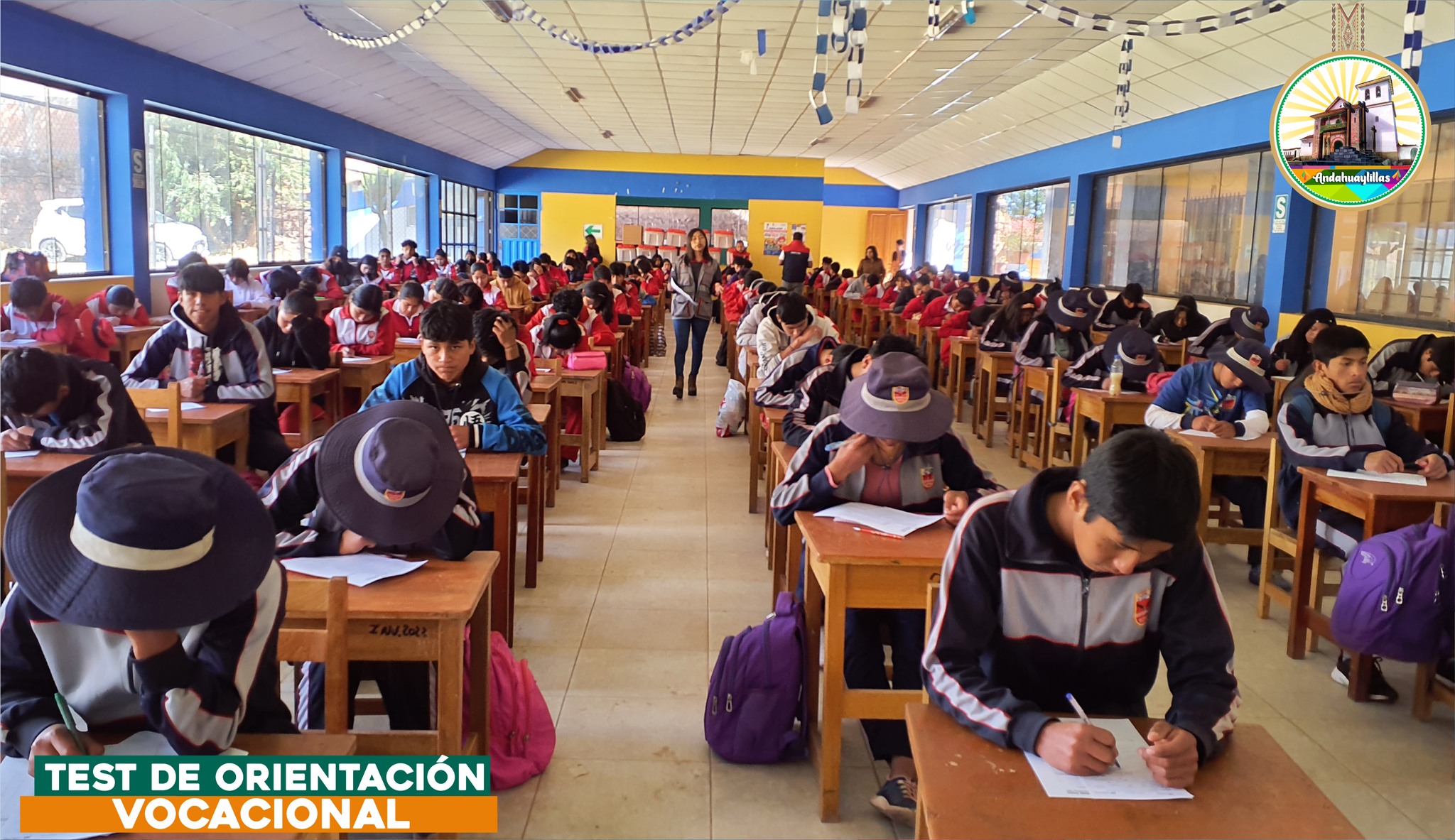 Foto de estudiantes durante su test de Orientacion Vocacional